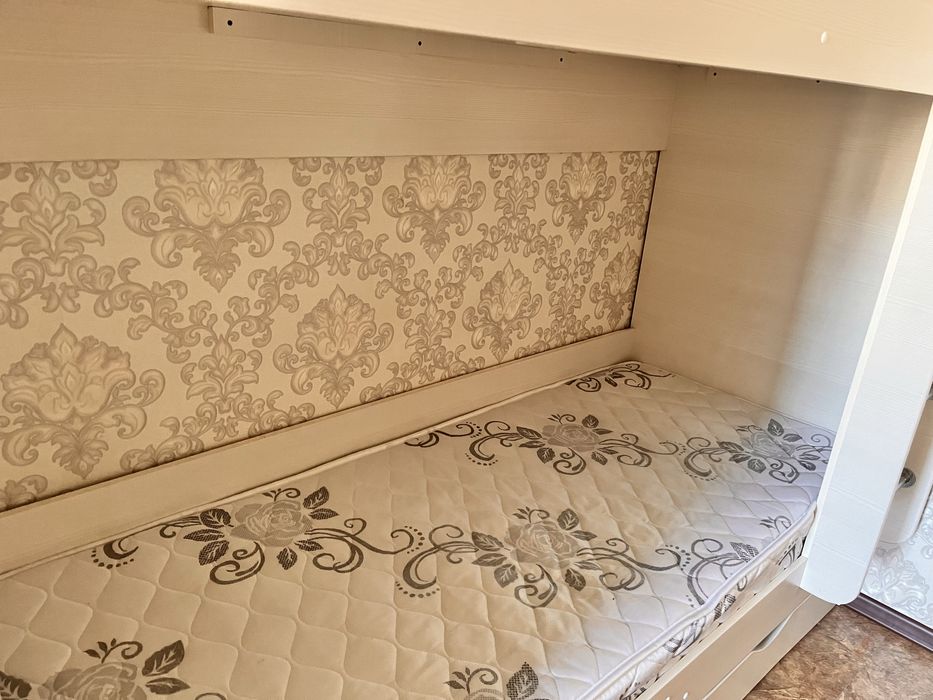 Двухъярусная кровать с матрасом