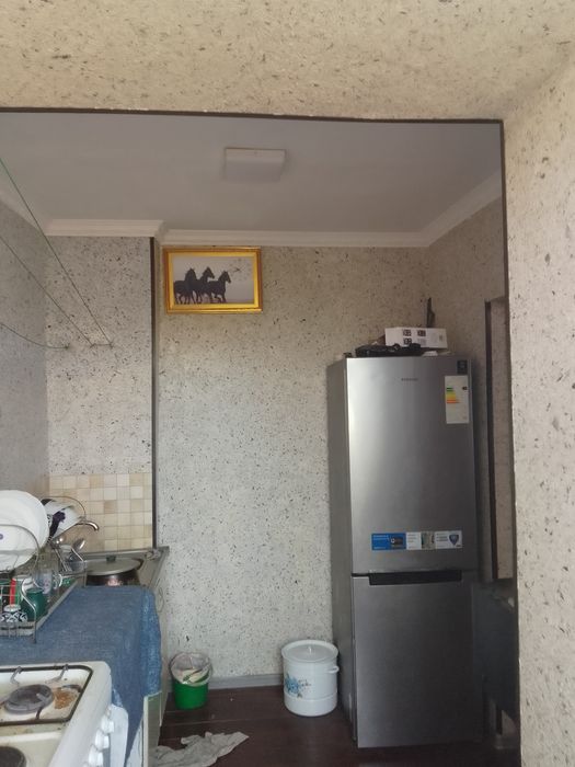 Продаётся своя 3х ком.кв.Рядом есть школа и садик 50м,въезд для машин.