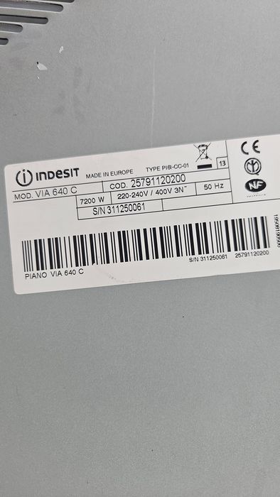 Индукционен плот за вграждане Indesit VIA 640 C – 4 зони, 9 степени, много запазен и малко ползван