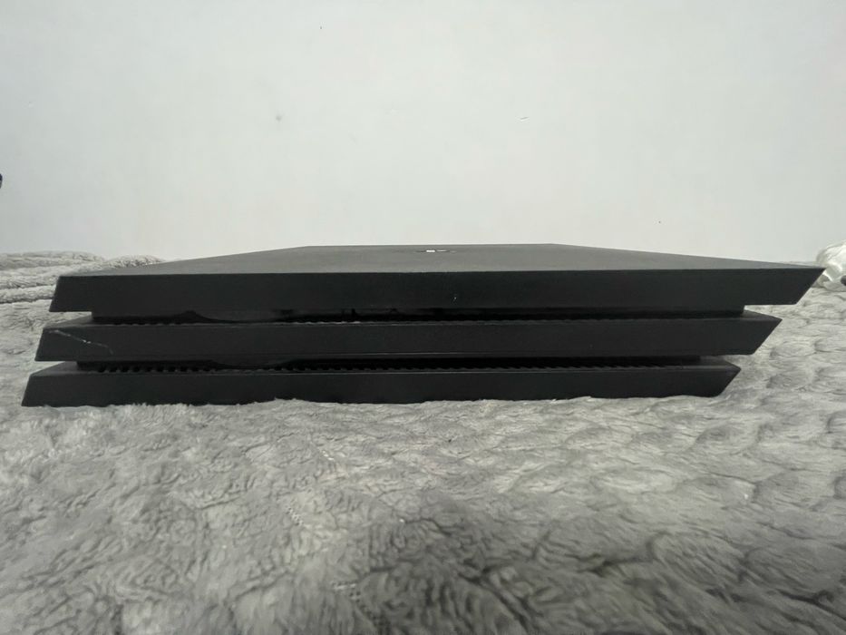 PS4 PRO 1TB CUH-7216B + Controller PS4 Roșu + 3 Jocuri - Stare Excelentă