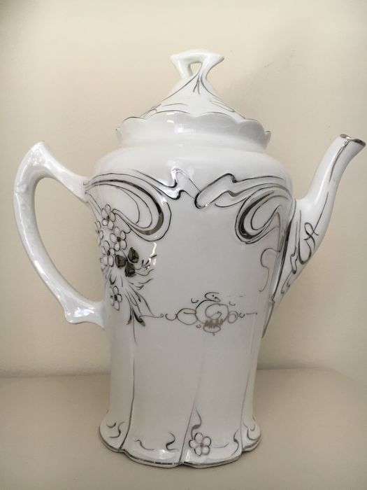 Стар порцеланов чайник/ кана в стил Арт нуво