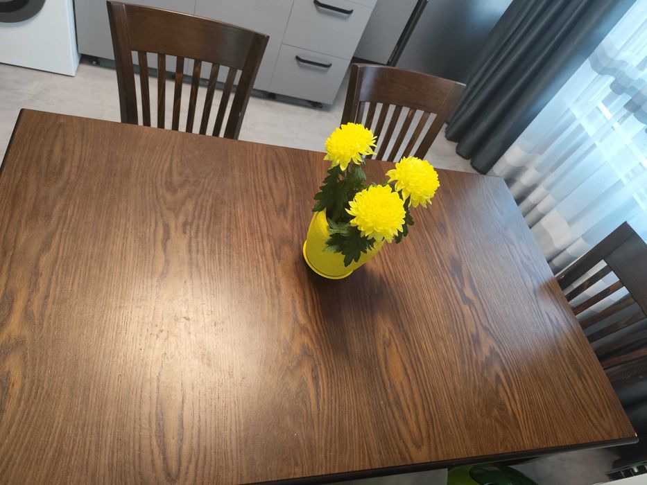 Дървена маса(орех) и шест стола (орех))