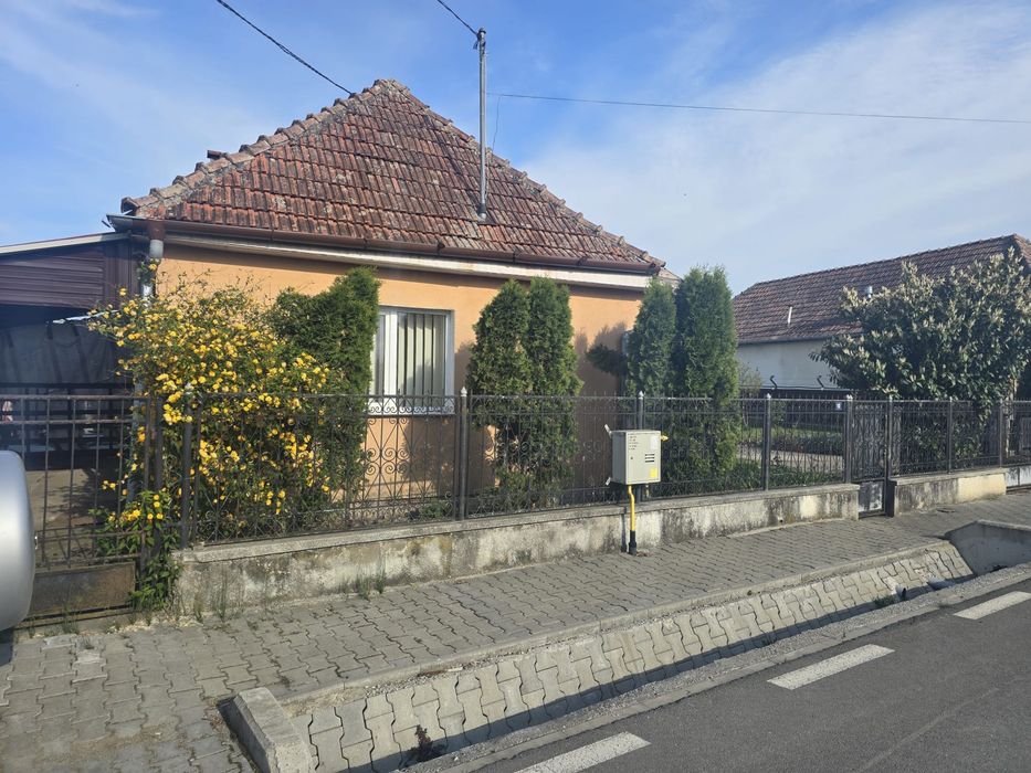 Casă de vânzare 3 camere, 2 băi  + garaj, pivniță, seră, trifazic