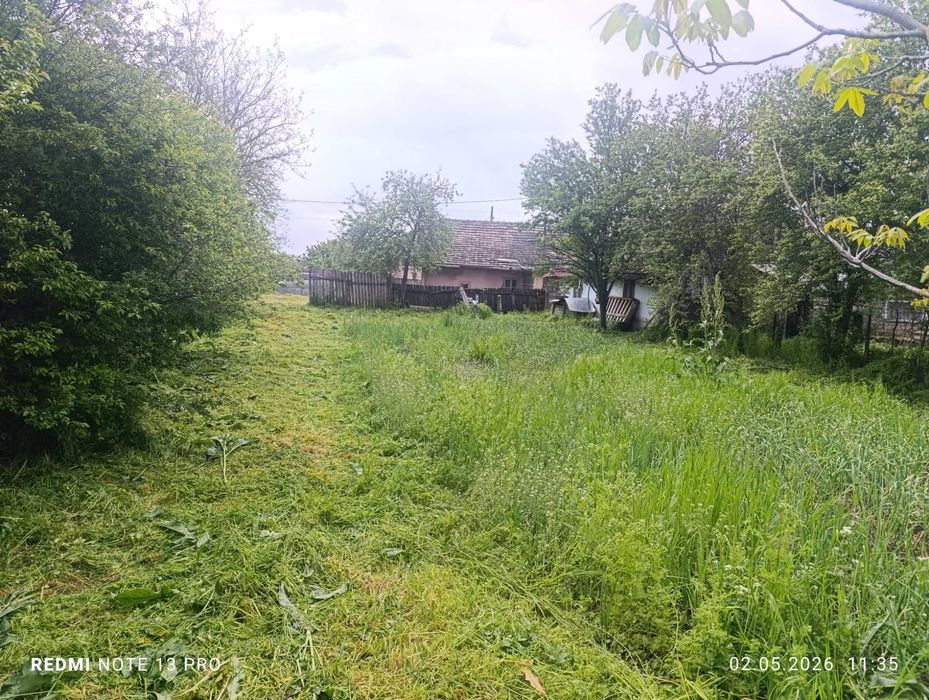 Casă demolabilă sau renovabilă cu teren 1.000 mp în Redișoara