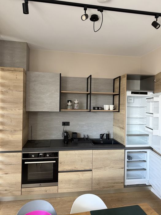 Кухни с пълно оборудване в различни цветове