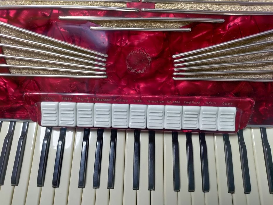 Продавам Немски акордеон Баркароле Проминенз 2 4гласа с куфар