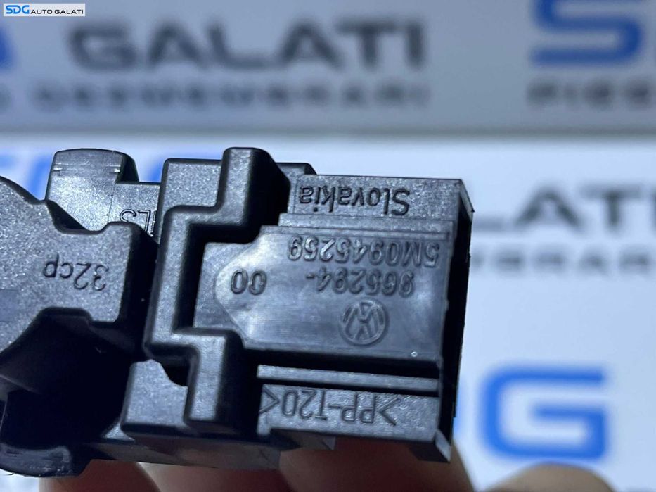 Soclu Suport Bec Lampa Stop Tripla Dreapta de pe Hayon Haion Capota Portbagaj Volkswagen Golf Plus 2004 - 2013 Cod 5M0945259