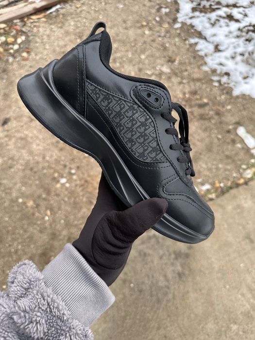 Adidasi Dior b25 noi la cutie