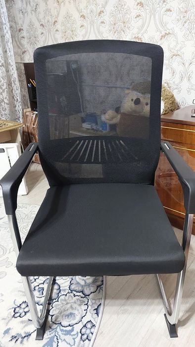 Продам посетительское  кресло  NANO "DAFNA"" эстетичное,черное . удобн