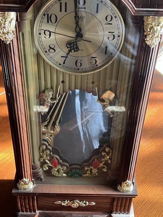 Настенные часы (кварцевые) с маятником и декоративными элементами