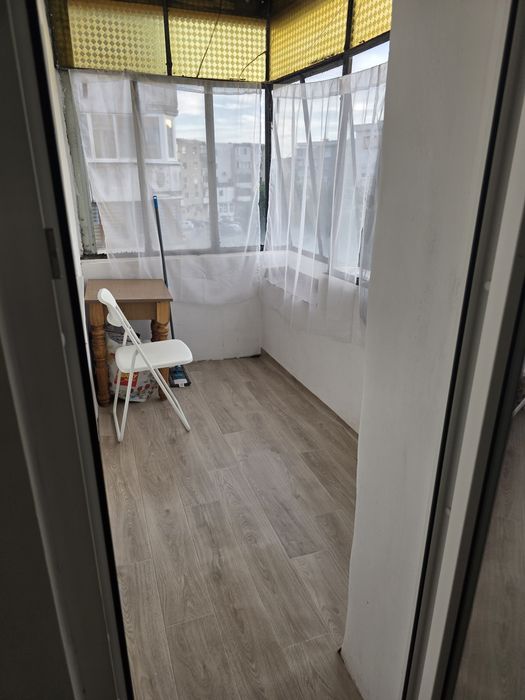 Inchiriez apartament 2 camere, decomandat, balcon, proaspat renovat, mobilat, utilat Arad, zona Aradul Nou vizavi de Gara, bloc reabilitat.