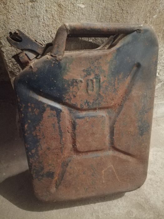 Ретро метални туби за бензин.