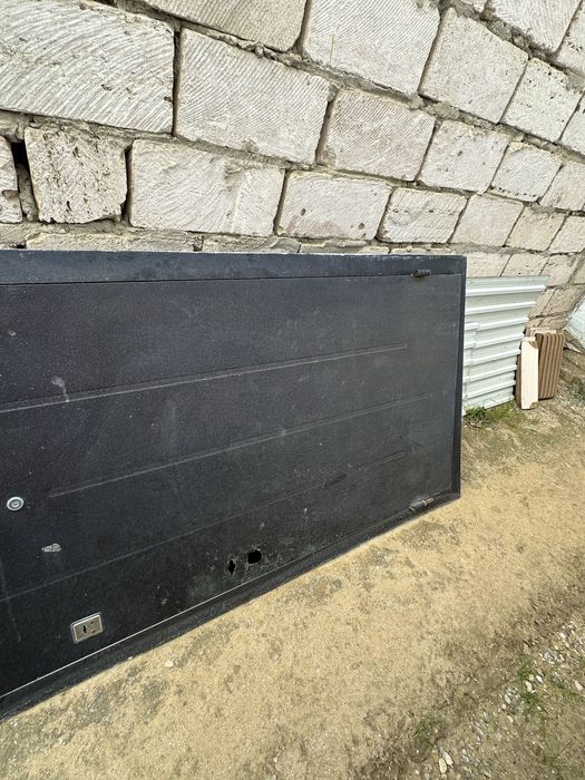 Продаеться жележный дверь