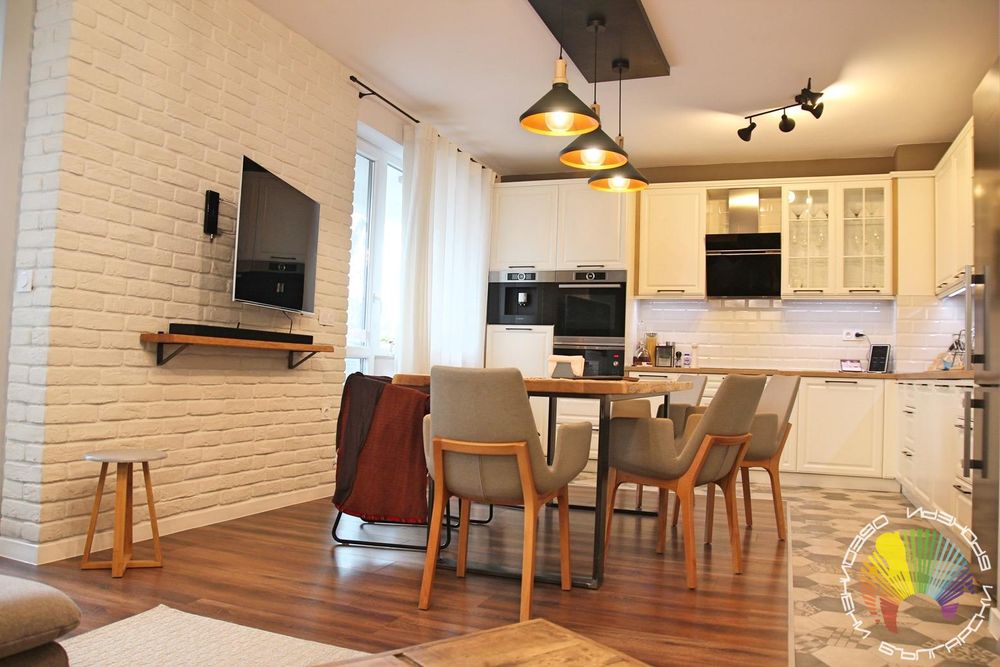 Дава се под наем Тристаен апартамент в Бургас, Център - 124 кв.м за 1122 € - Снимка #2