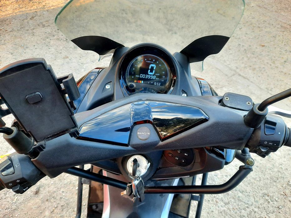 Скутер M - Max 200 кубов. Очень мощный.