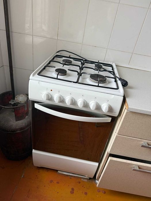 Газовая плита с электрической духовкой в хорошем состоянии