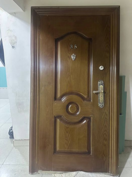 Продается входная дверь.