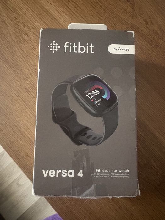 Фитнес часовник Fitbit Versa 4