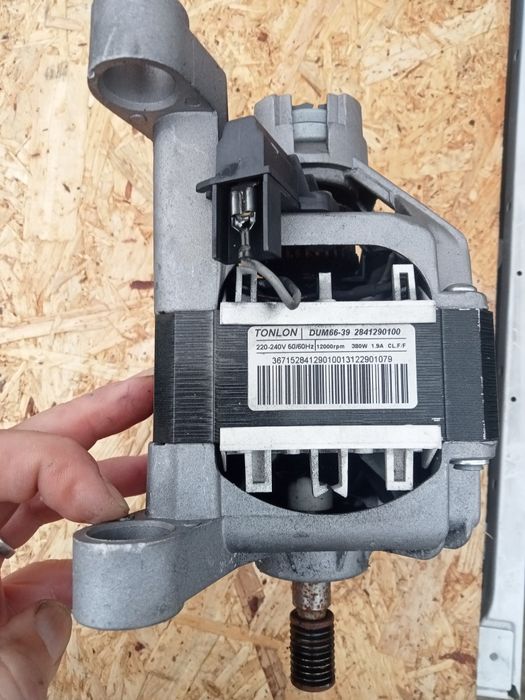 Vând / dezmembrez piese pentru mașină de spălat rufe Beko