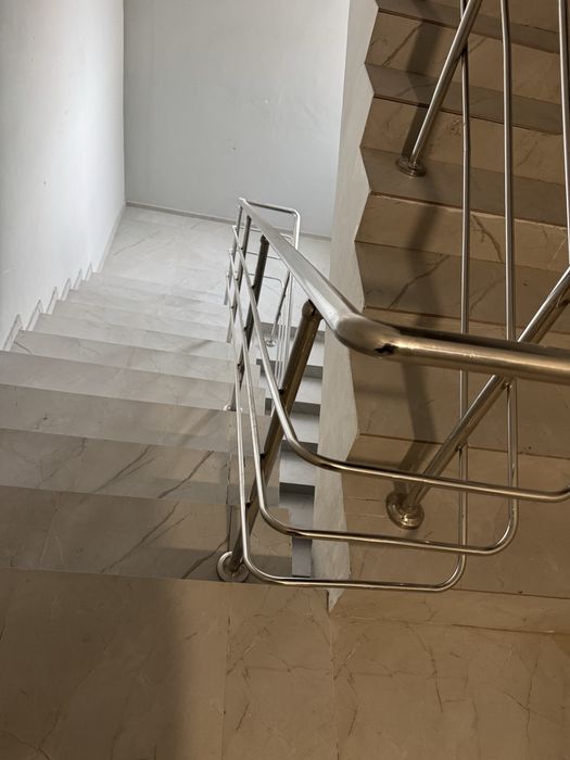 Перила из нержавеющей стали.