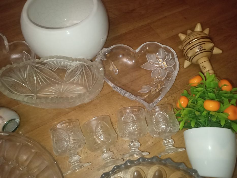 Хрустальные тарелки и сувениры.  Всё это за 2000