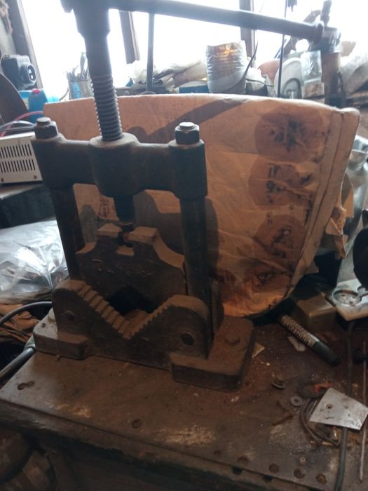 Продам тиски трубные