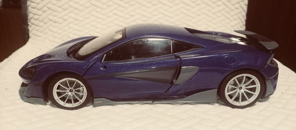 Метални коли McLaren 1:18