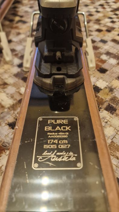 Schiuri Volant Pure Black 174 cm