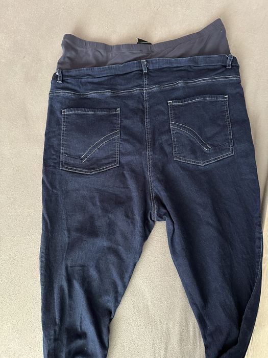 Вталени еластични дънки за бременни