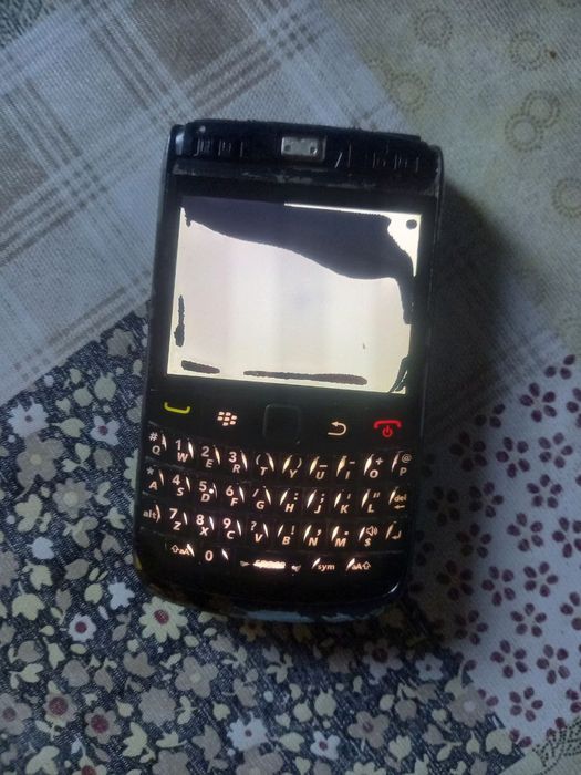 Телефон кнопочный blackberry 9700