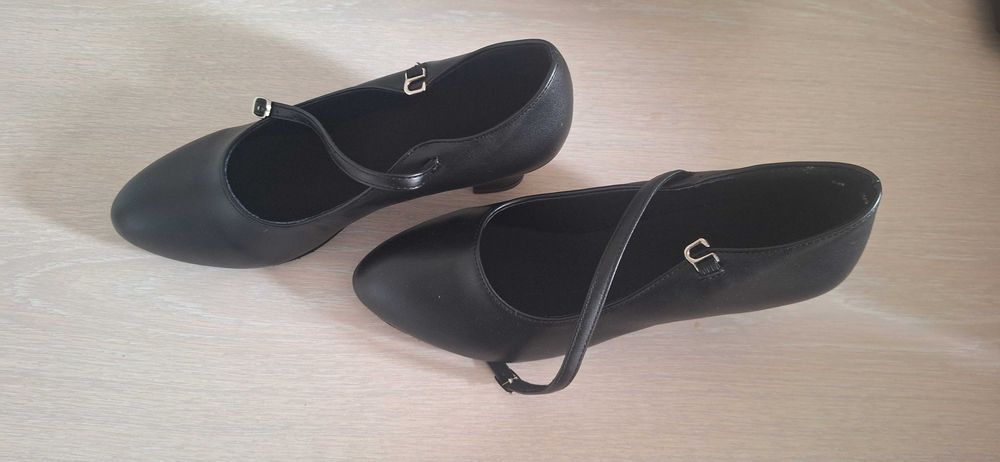 Pantofi de dans piele ,noi