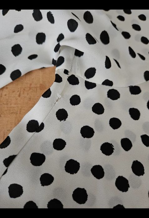 Lot 2 camasi de dama, marimea M, pret 40 lei ambele