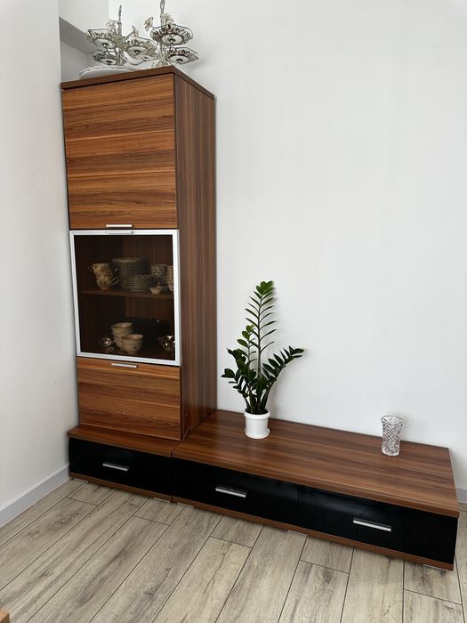 Гарнитур в гостиную. Шкаф-пенал и тумба под телевизор