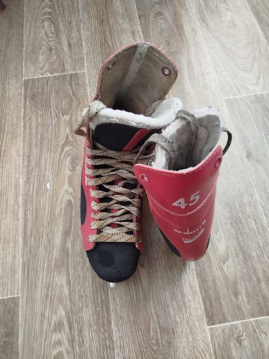 Продам мужские коньки 45 р.