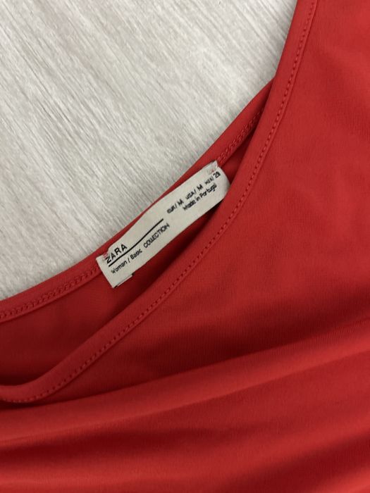 2 body-uri Zara, mar M: unul negru si unul rosu