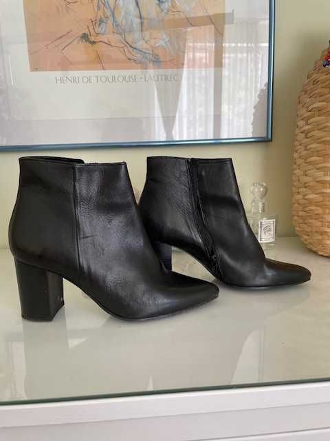 Страхотни боти, носени веднъж. Кожени, черни, с удобен ток.