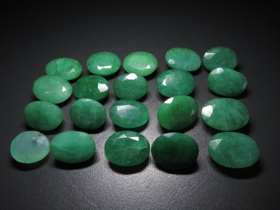 Изумруди,Рубин Зоисит,Ларимари,Шпинел,Опушен кварц,Опали,Рубини