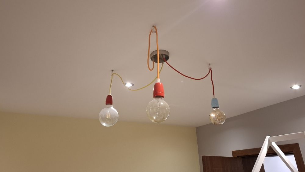 Лампа полилей за таван