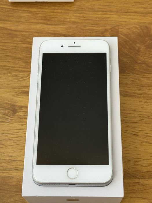 iPhone 8 Plus, arata 10 din 10. Zero urme de uzura, la cutie