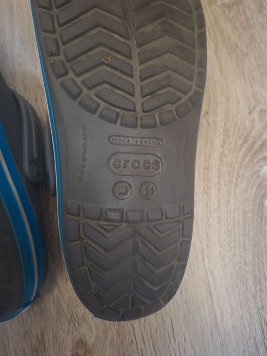 Vand crocs noi...