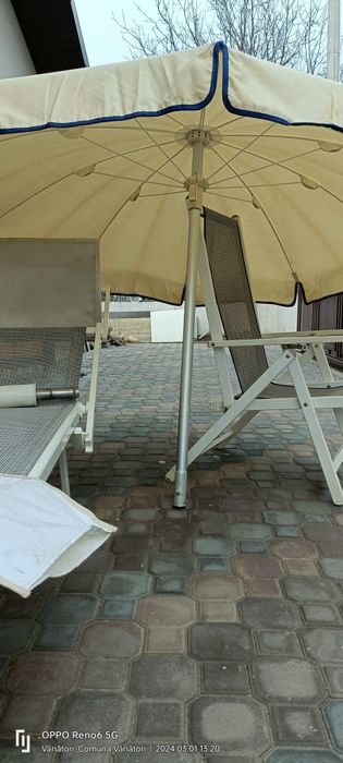 Șezlonguri și umbrele