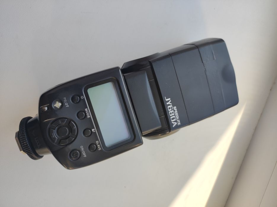 Продам фотовспышку