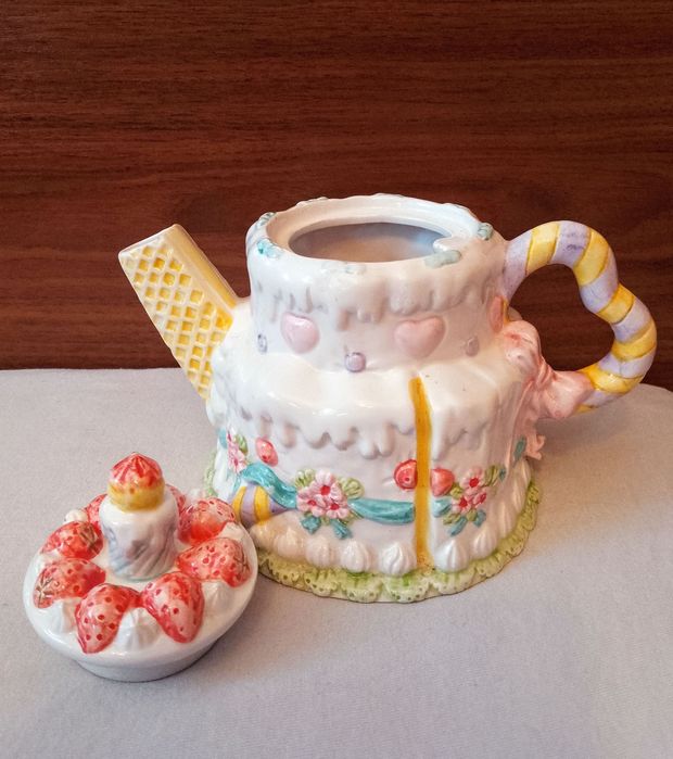 Два порцеланови чайника "Прасчо готвач" и"Торта"