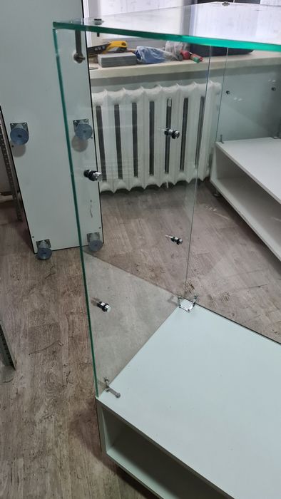 Прилавок с двумя стеклянными полочками