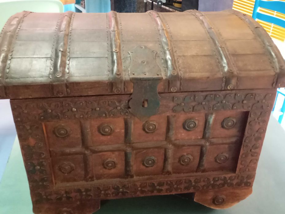 Стар сандък с капак