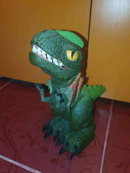 Vând dinozauri de diferite mărimi