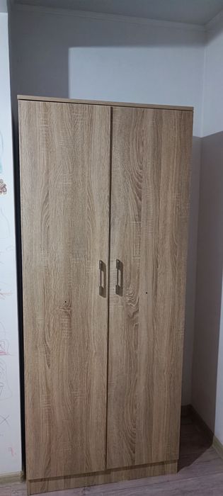 Шкаф и прихожая .
