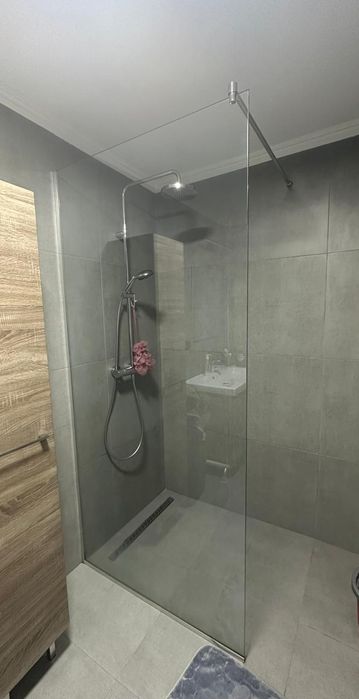 Execut:Cabine Duș, Paravane ,Oglinzi .