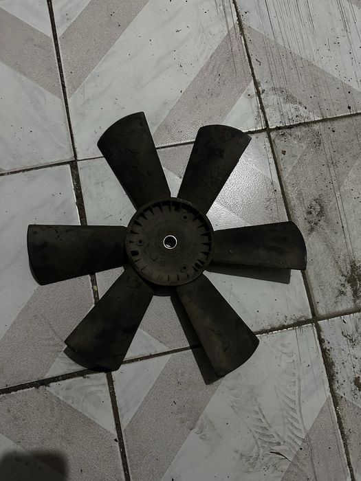 Продам запчасти на мерс 190