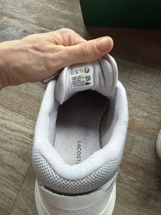 белые кожаные кроссовки Lacoste